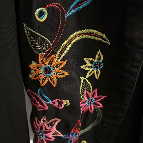 White Stag Women's Embroidered Black Denim Jacket Medium size 8/10 - Picture 5 of 8